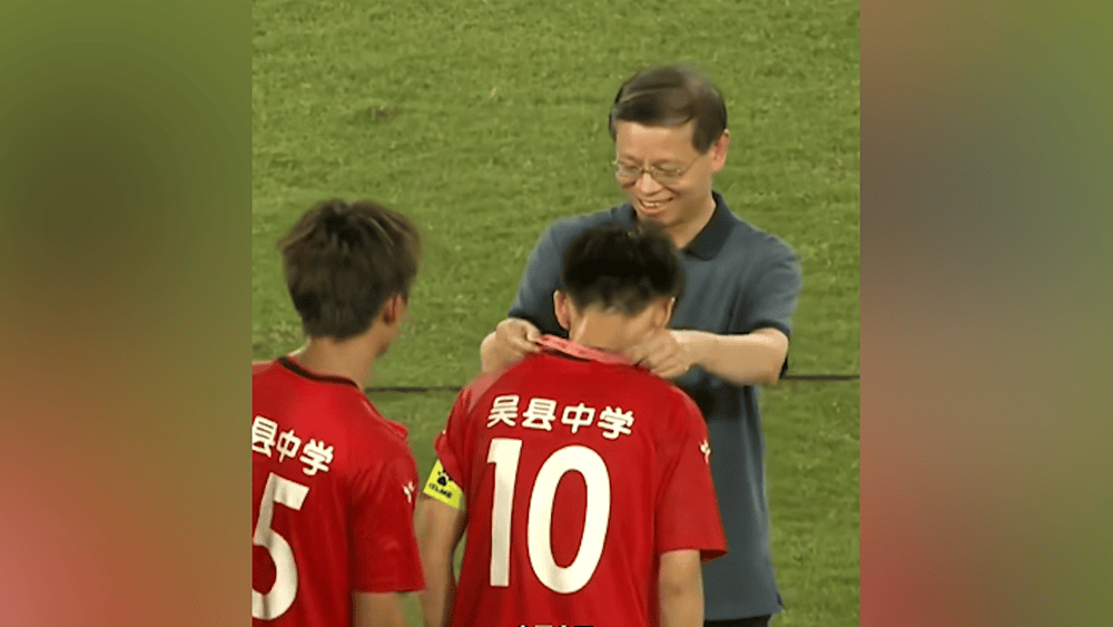 9sports-江苏省长现场观看校园足球决赛，为冠军颁发奖牌和奖杯