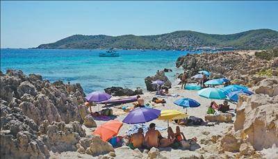 西班牙伊比萨岛为“过度旅游”按下慢行键