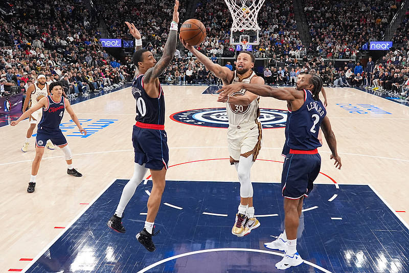 库里6犯离场 金州勇士102-103惜败洛杉矶快船